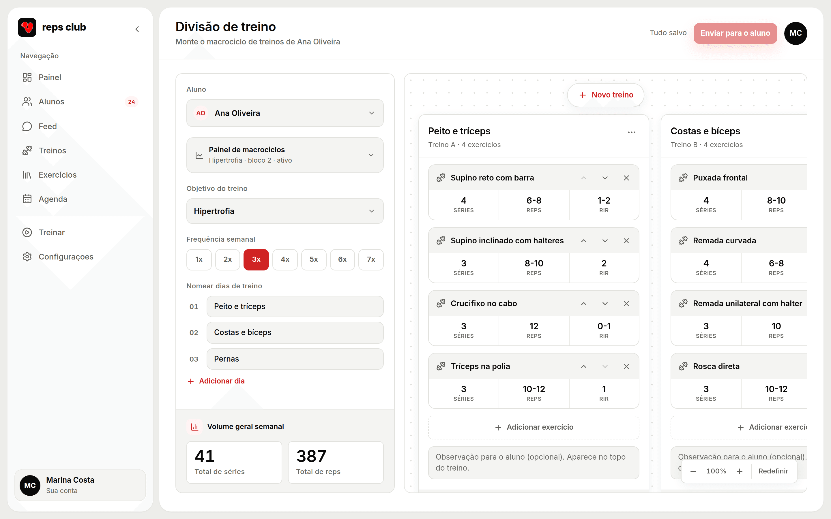 O editor de divisão de treino: o aluno, o objetivo e a frequência à esquerda, e um cartão por treino com os exercícios prescritos